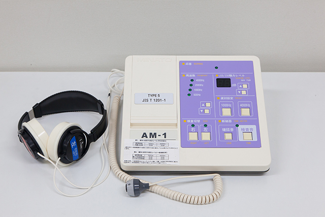 オージオメータ（聴力測定装置）